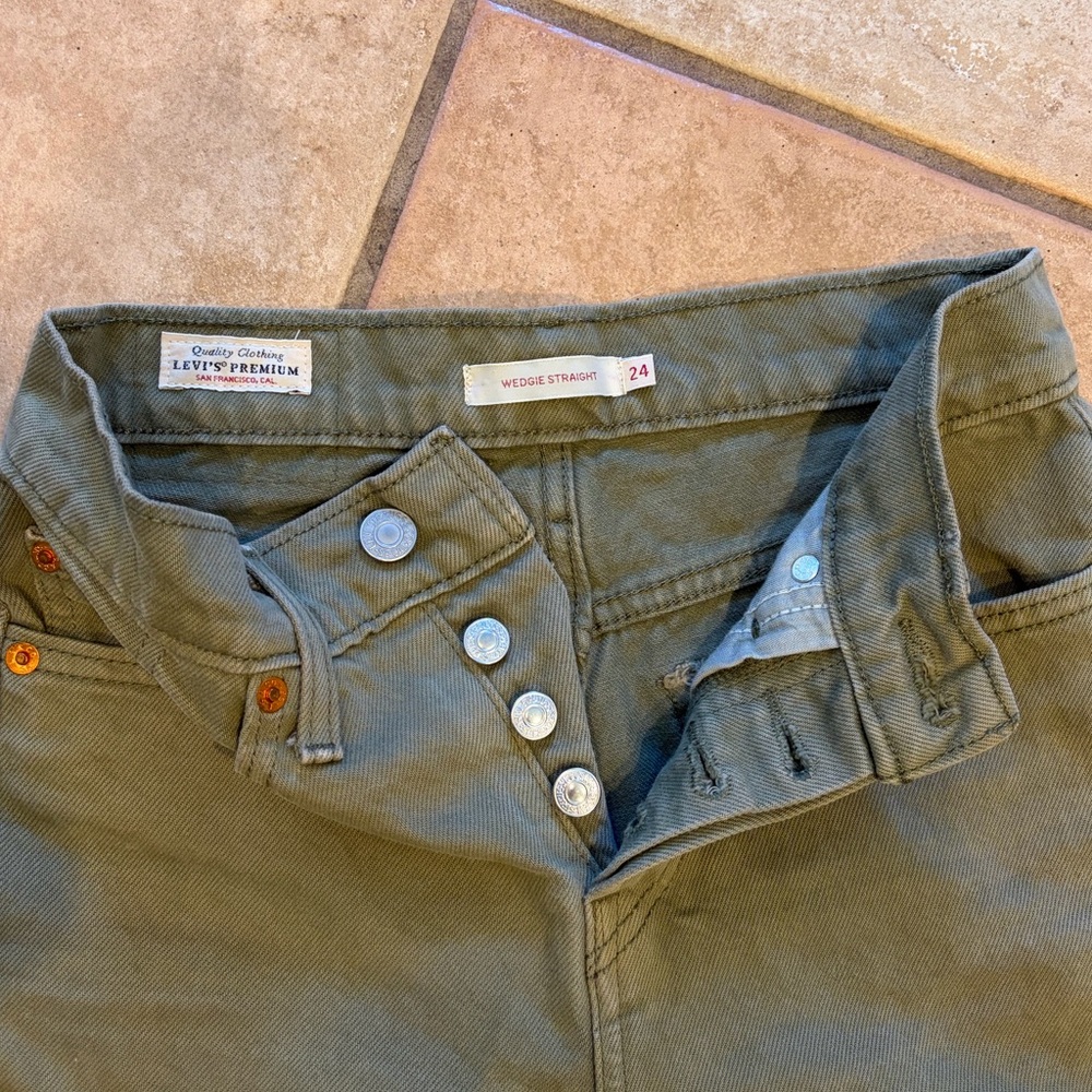 Levi's Women's Wedgie Straight Jeans in Olive - Picture 3 of 6
